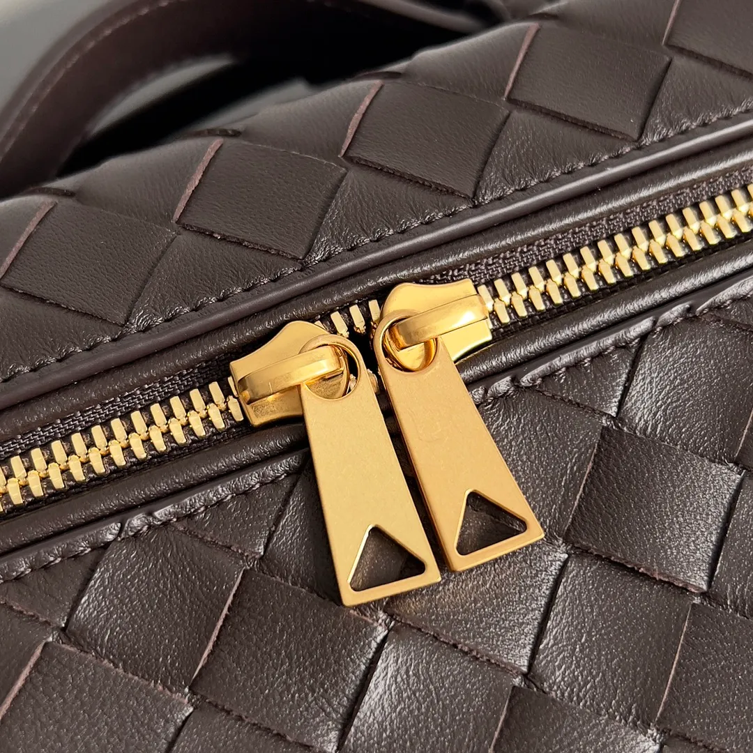 Batch 1360 Bottega Veneta 24 spring and summer woven zipper crossbody bag. A crossbody bag that can be used as a cosmetic bag. The exquisite weaving and compact body are an indispensable accessory for the upcoming summer. The double zipper also better protects the bag. It has a large capacity. If you like it, don’t miss it. Style number: 789109 Size: 22*12.5*5cm